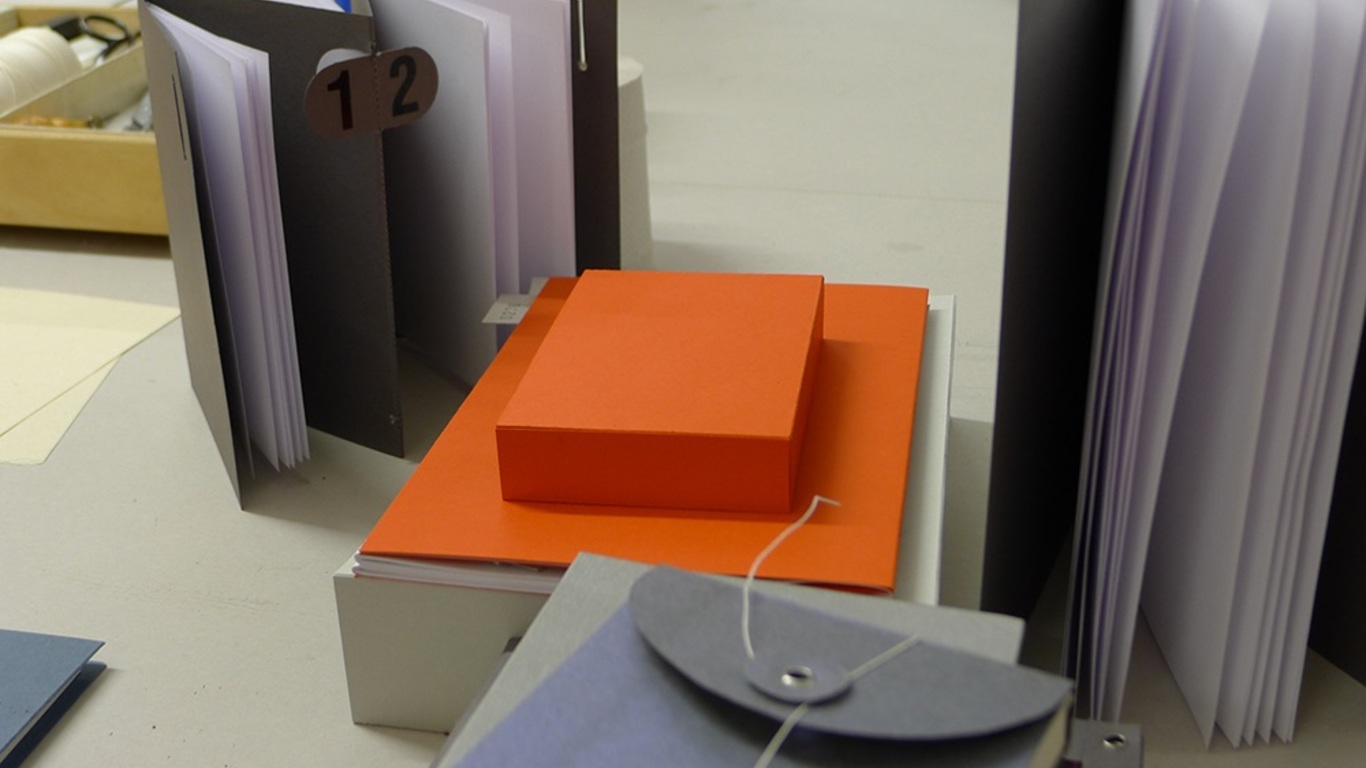 Material Slow Dating