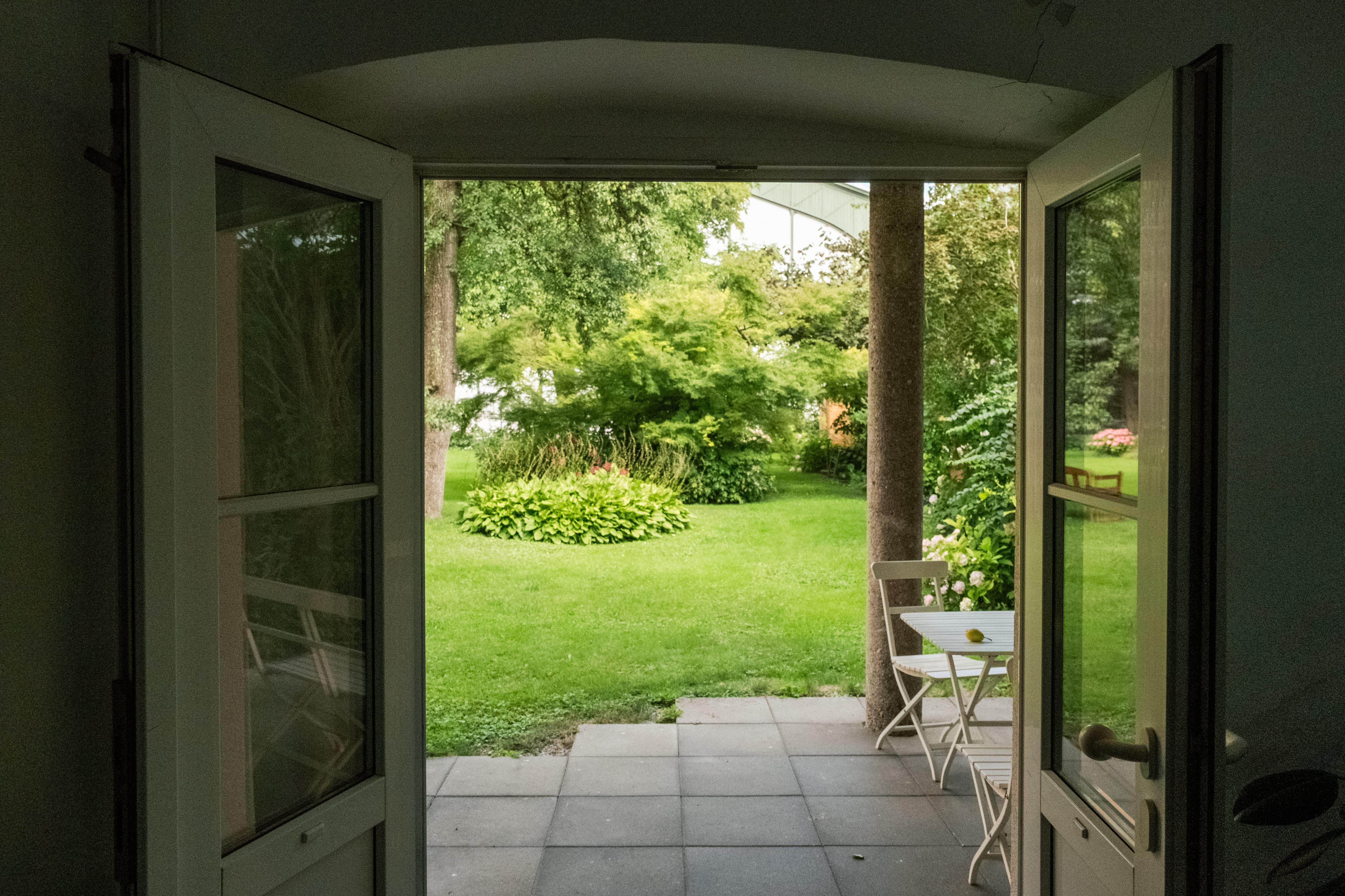 Blick aus dem Bürofenster in den Garten bei CIRCUS