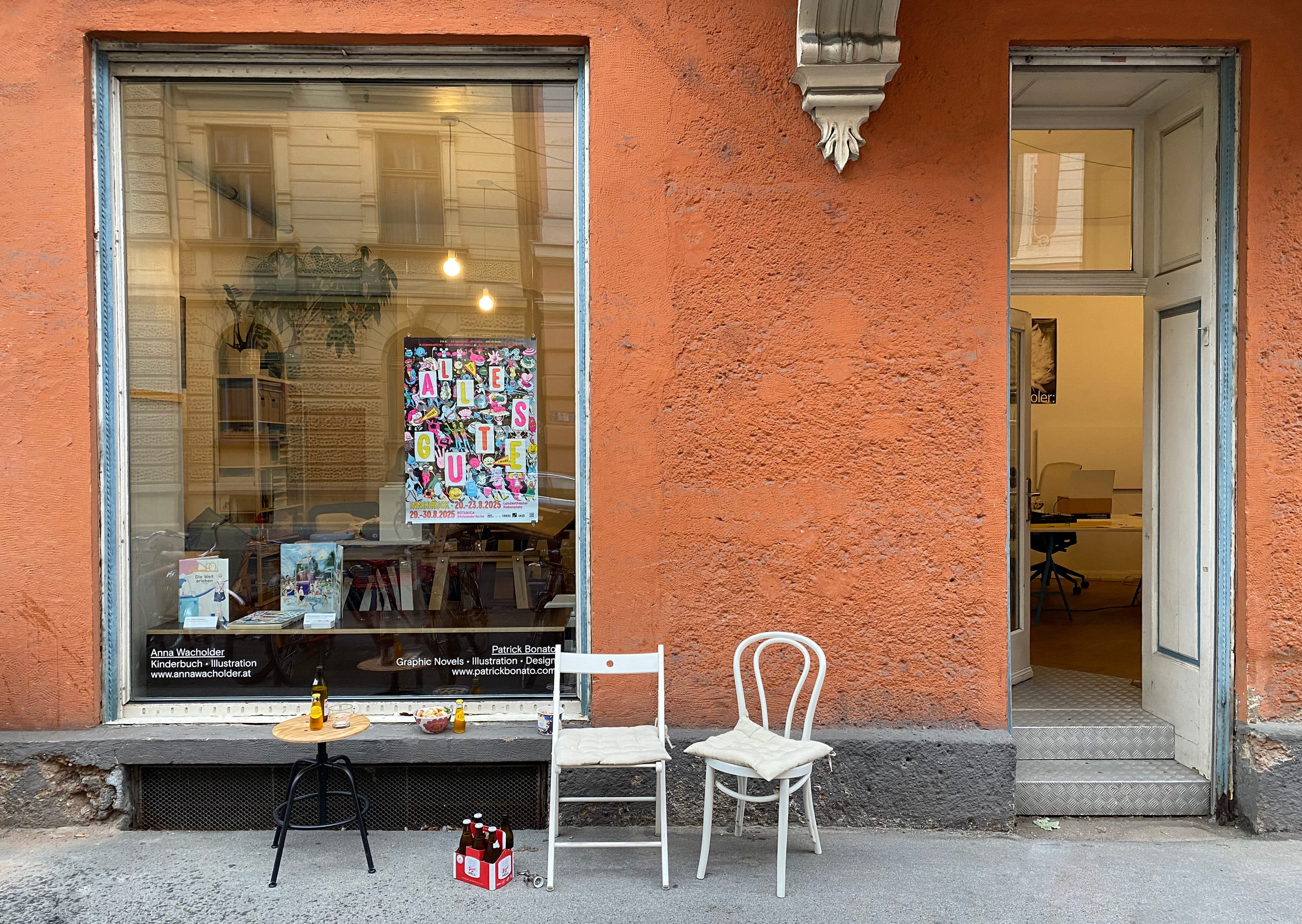 Aussenansicht des Ateliers Maximilianstraße 25, einladend mit Tisch und Stühlen vor dem Atelier