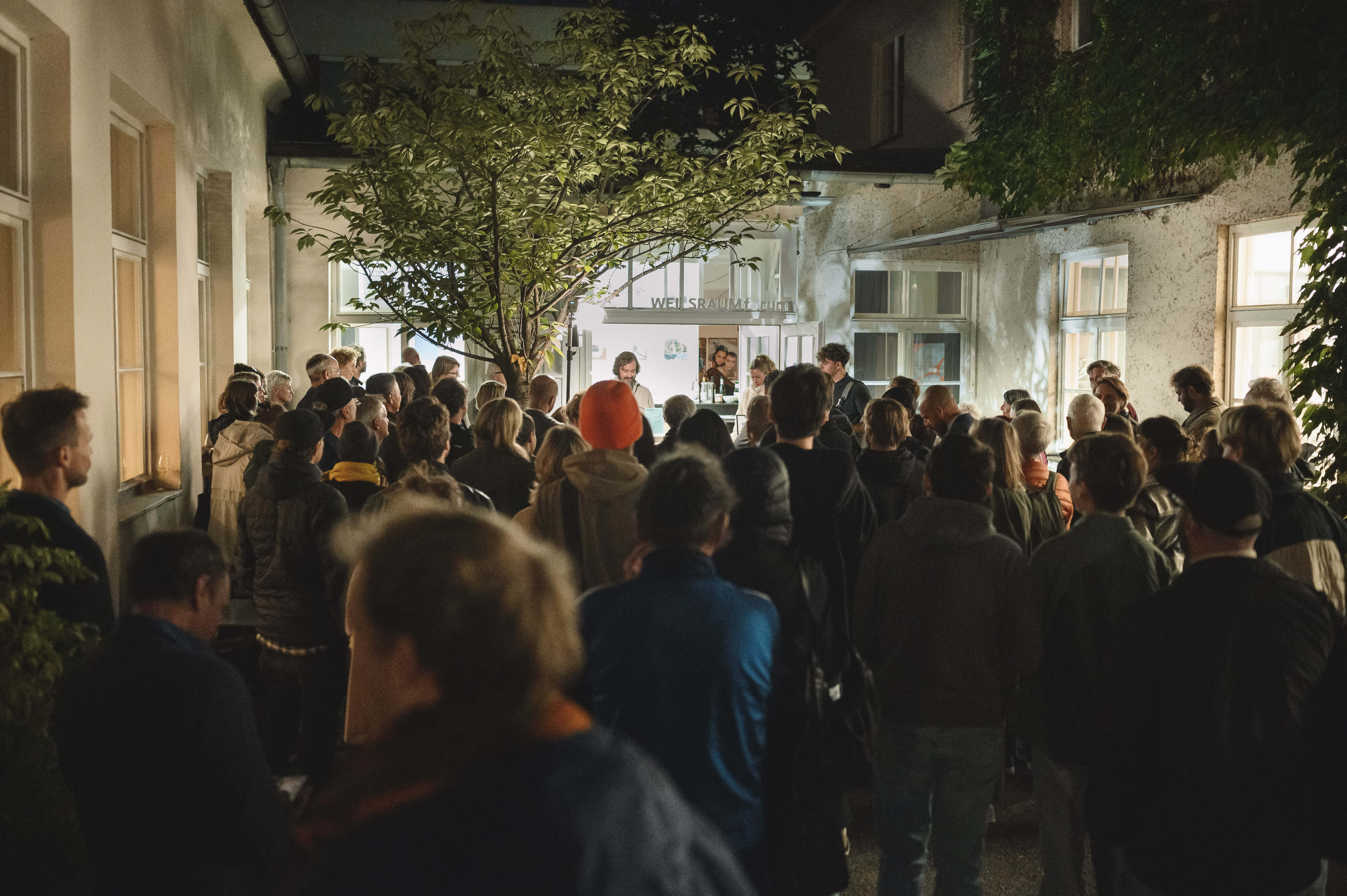 großer Besucherandrang im WEI SRAUM Innenhof