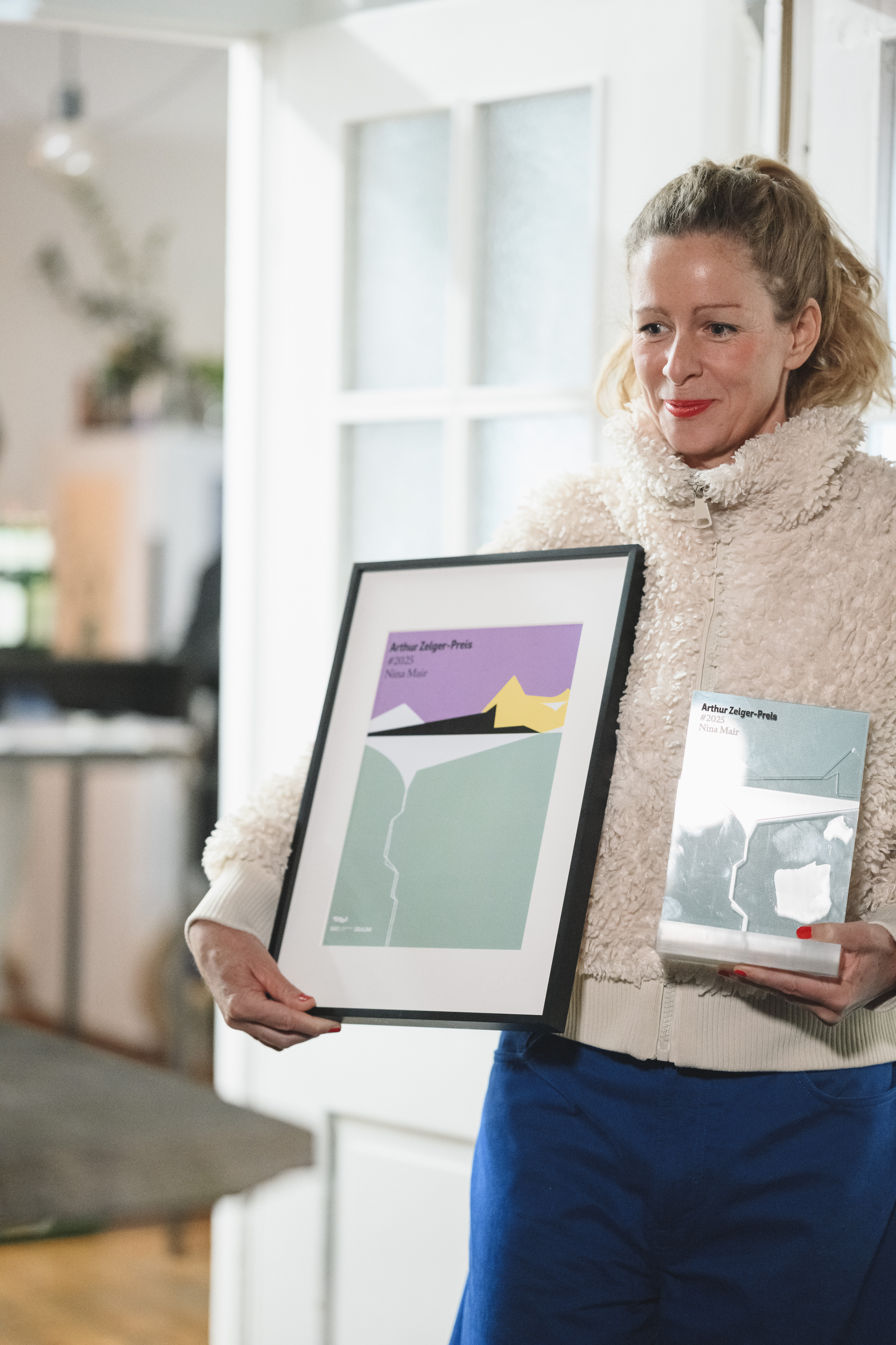 Nina Mair mit Urkunde und Trophäe