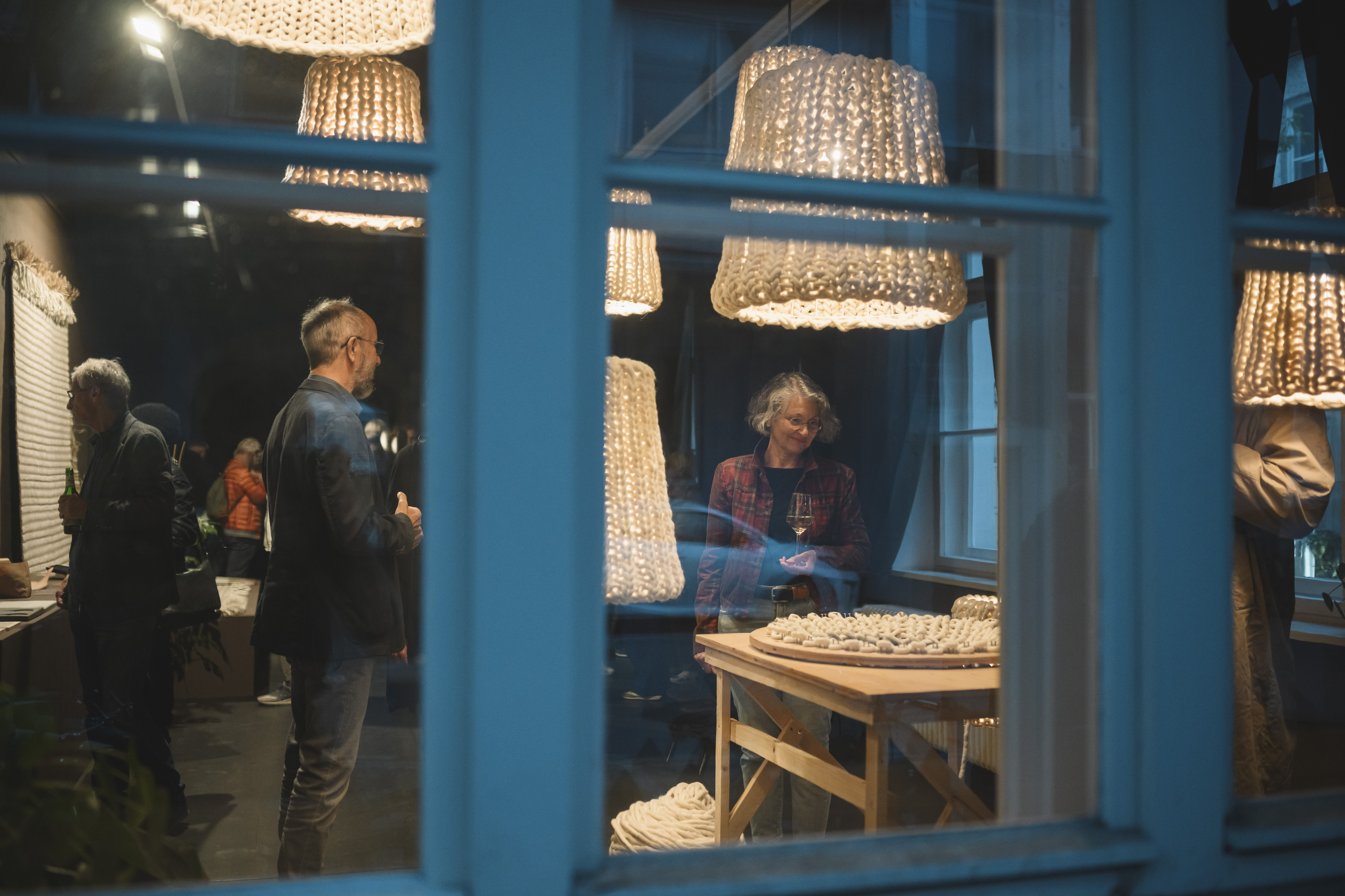 Ausstellungsbeuscher mit Granny Leuchten