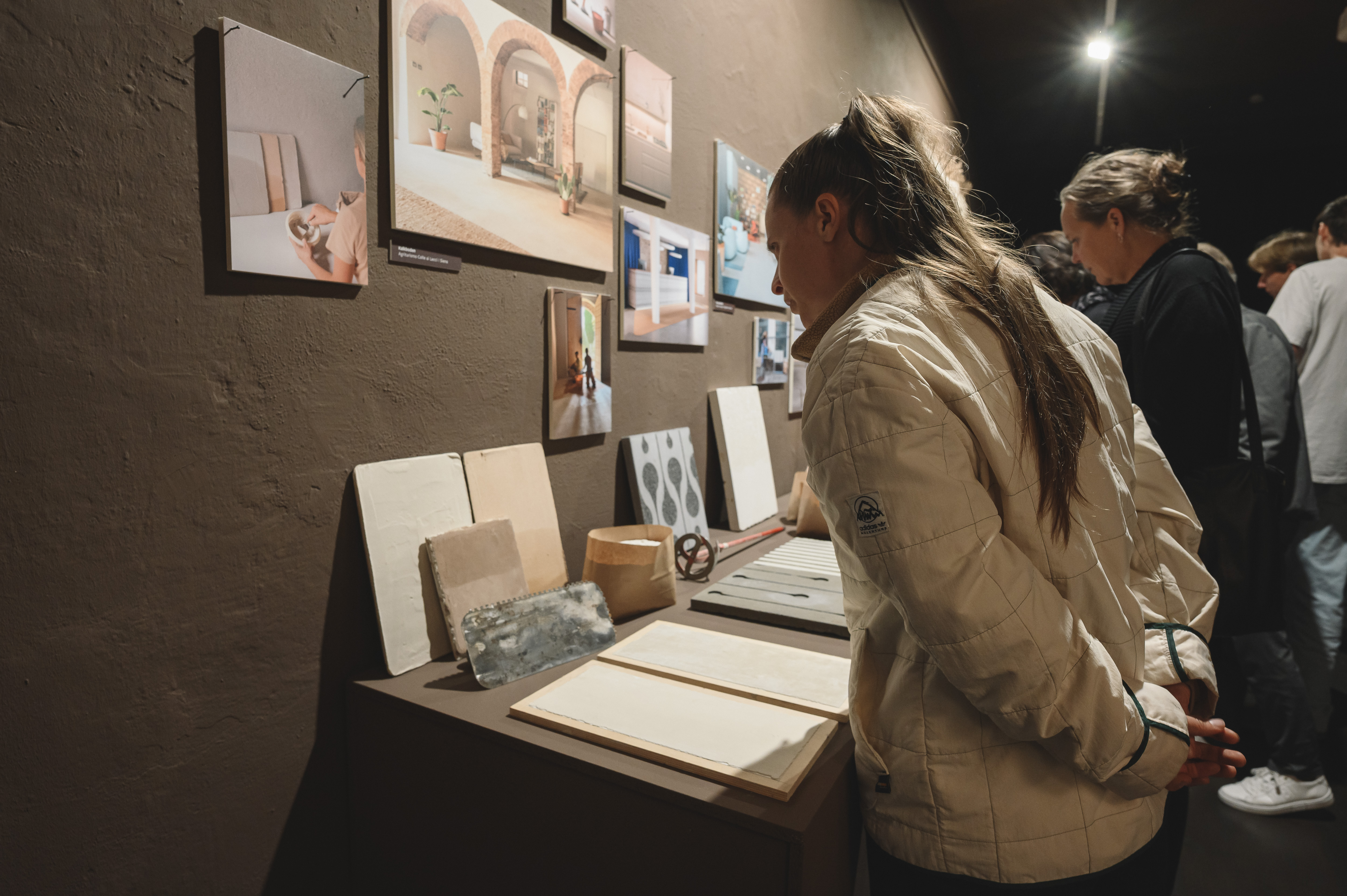 Besucherin vor Exponaten, Materialexperimente