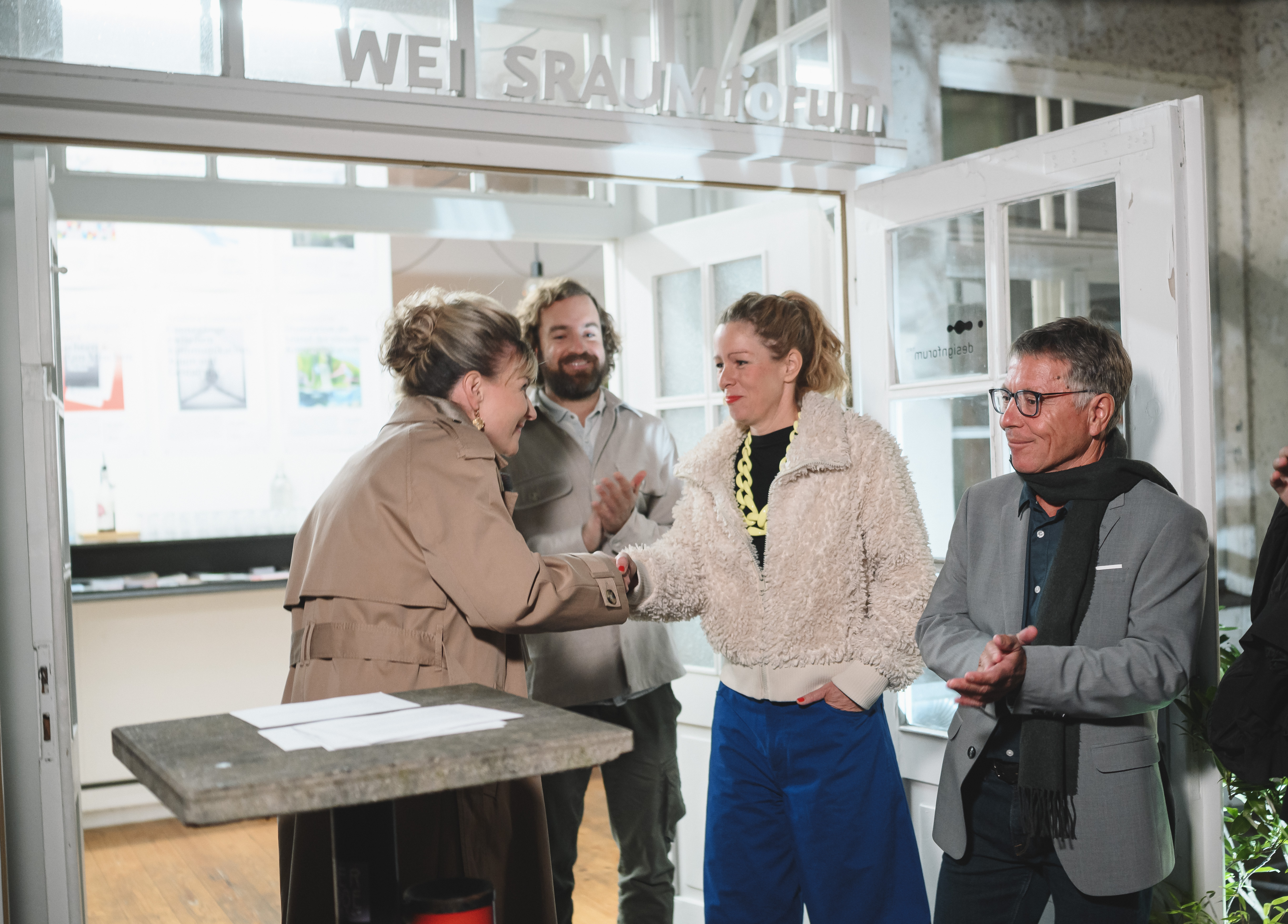 Melanie Wiener (Land Tirol) gratuliert Nina Mair