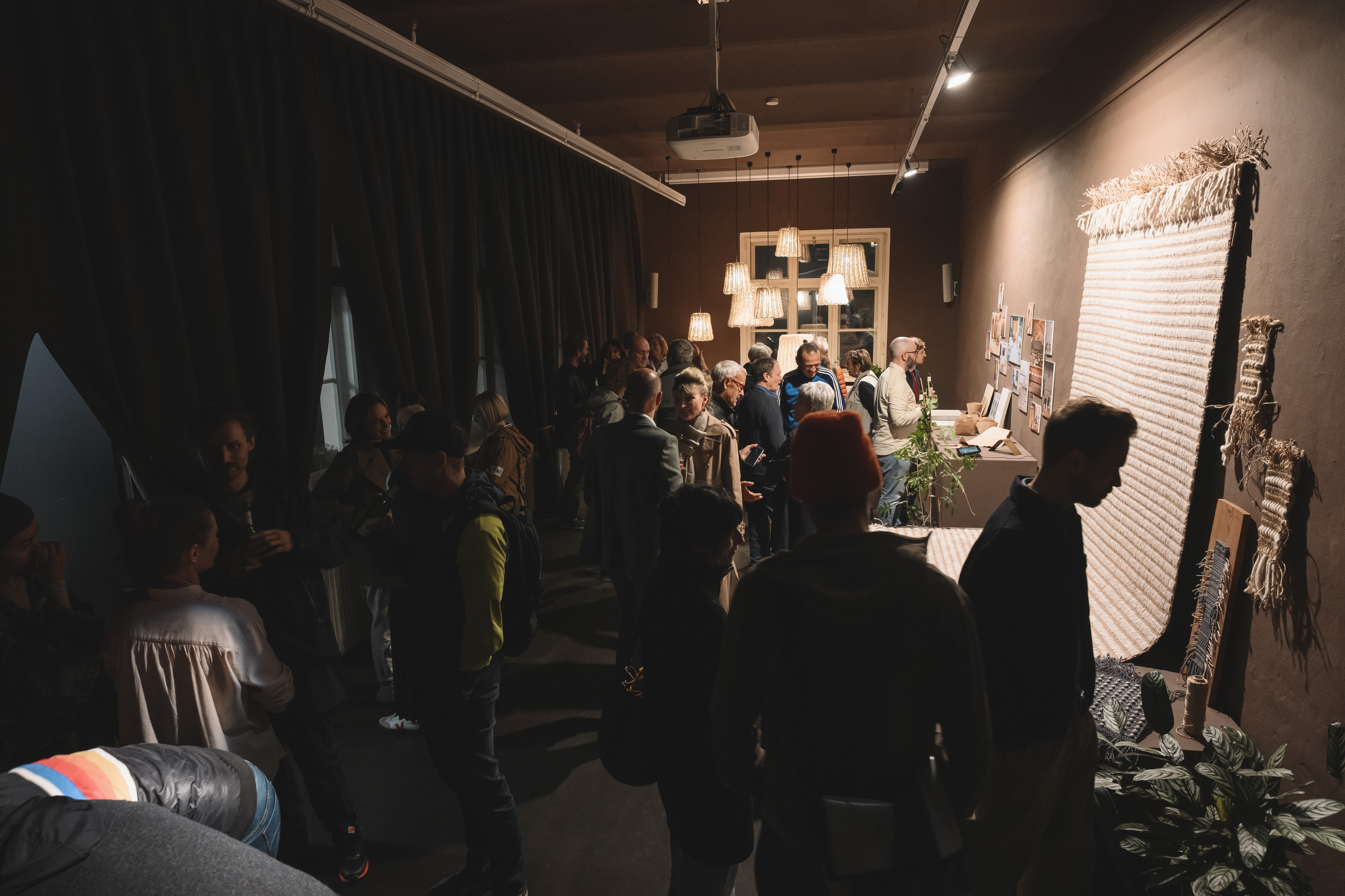 Ausstellungsraum mit Besuchern, Raumansicht