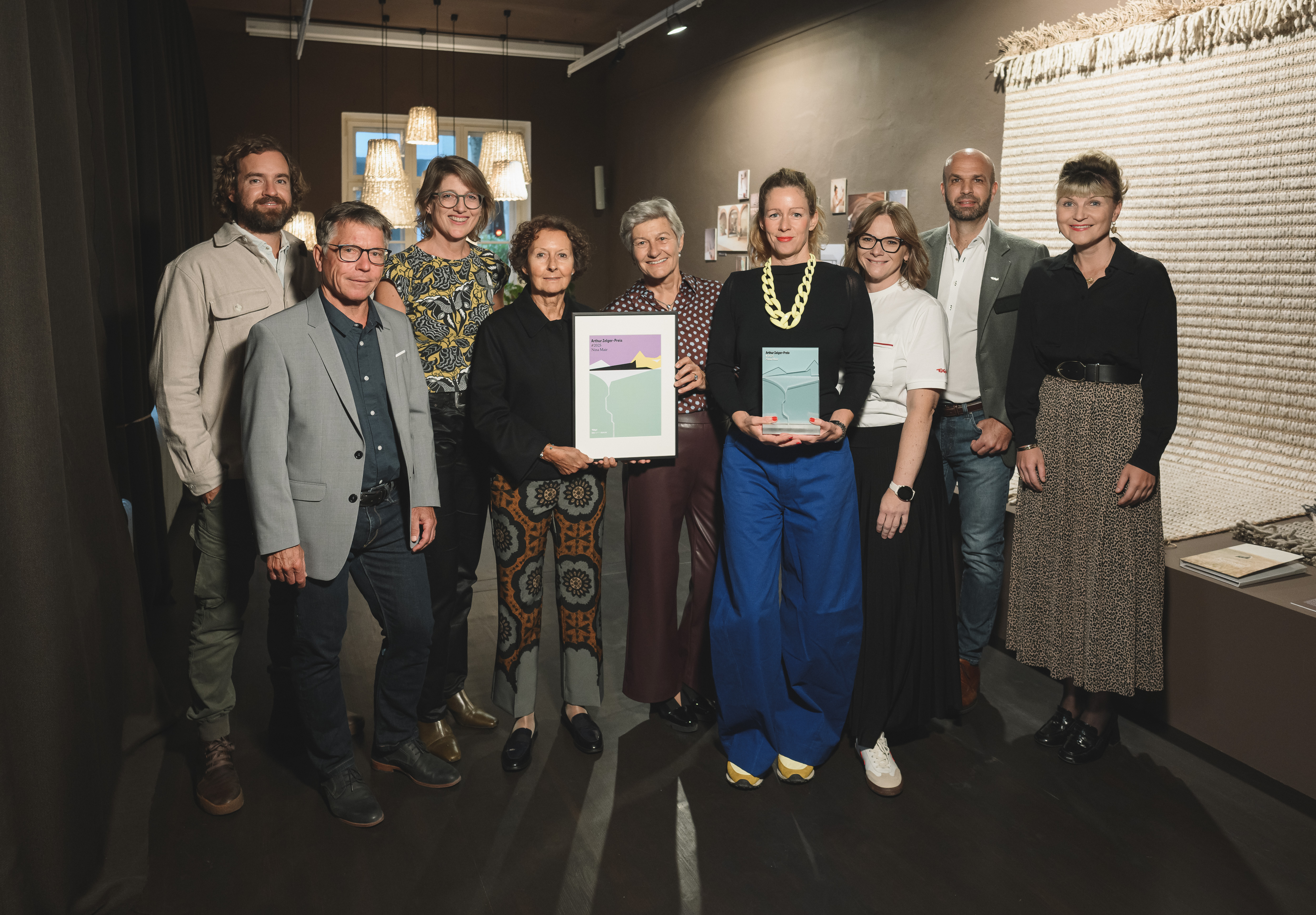 Gruppenfoto Arthur Zelger Preistr&auml;gerin Nina Mair mit Laudator:innen