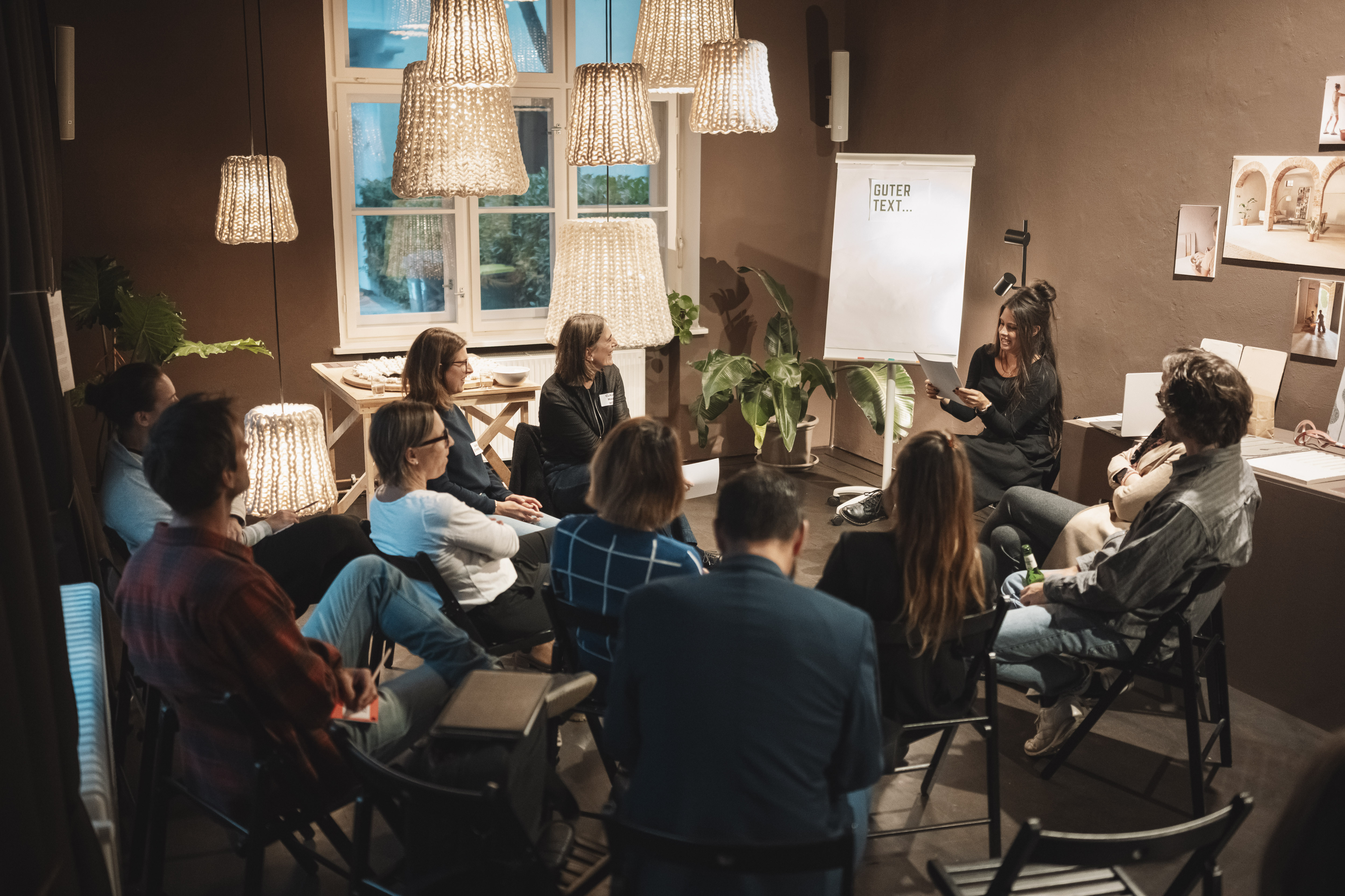 Ansicht von oben auf Gruppe beim TreffPunkt Text