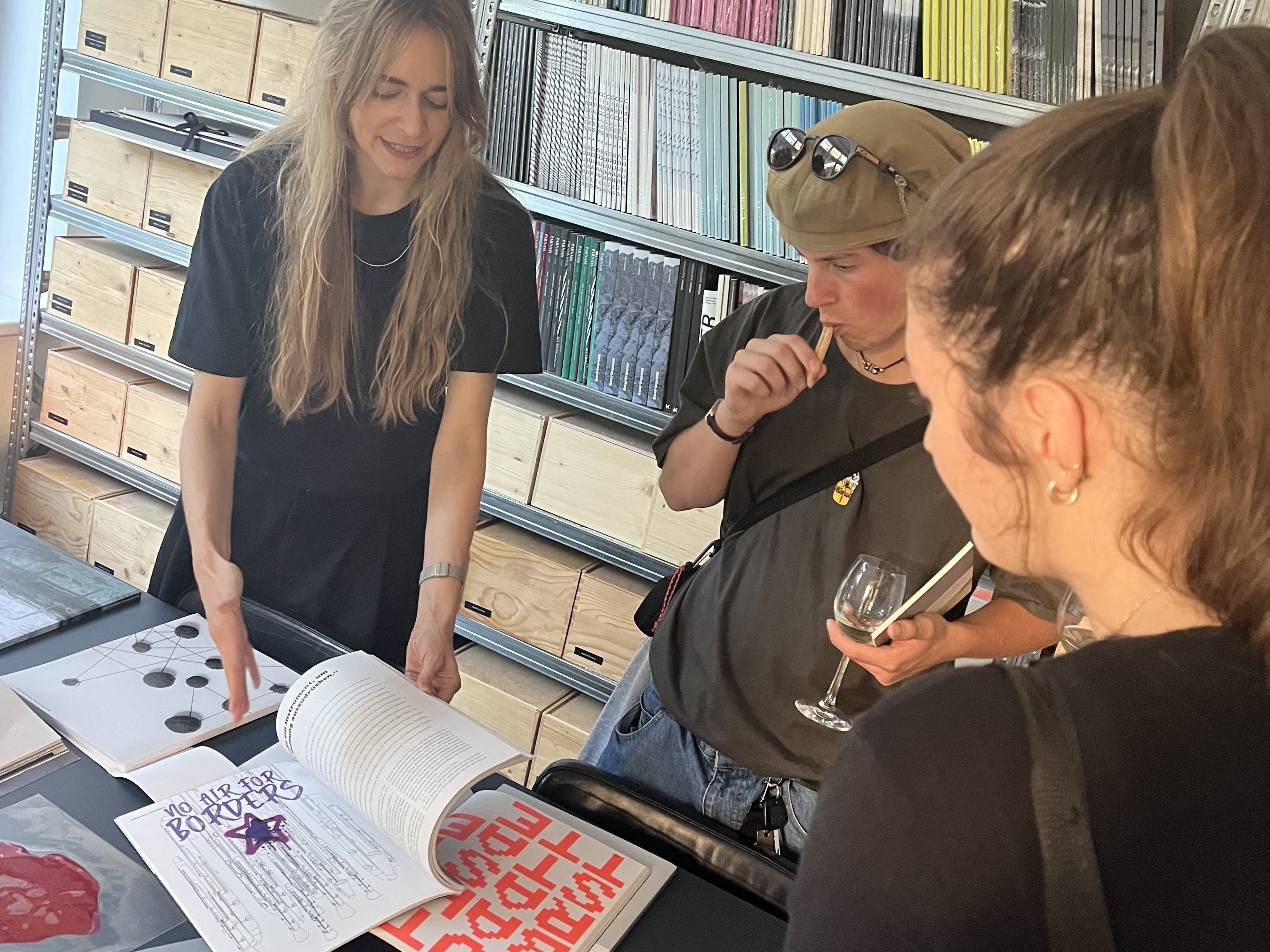 Personen bl&auml;ttern durch B&uuml;cher