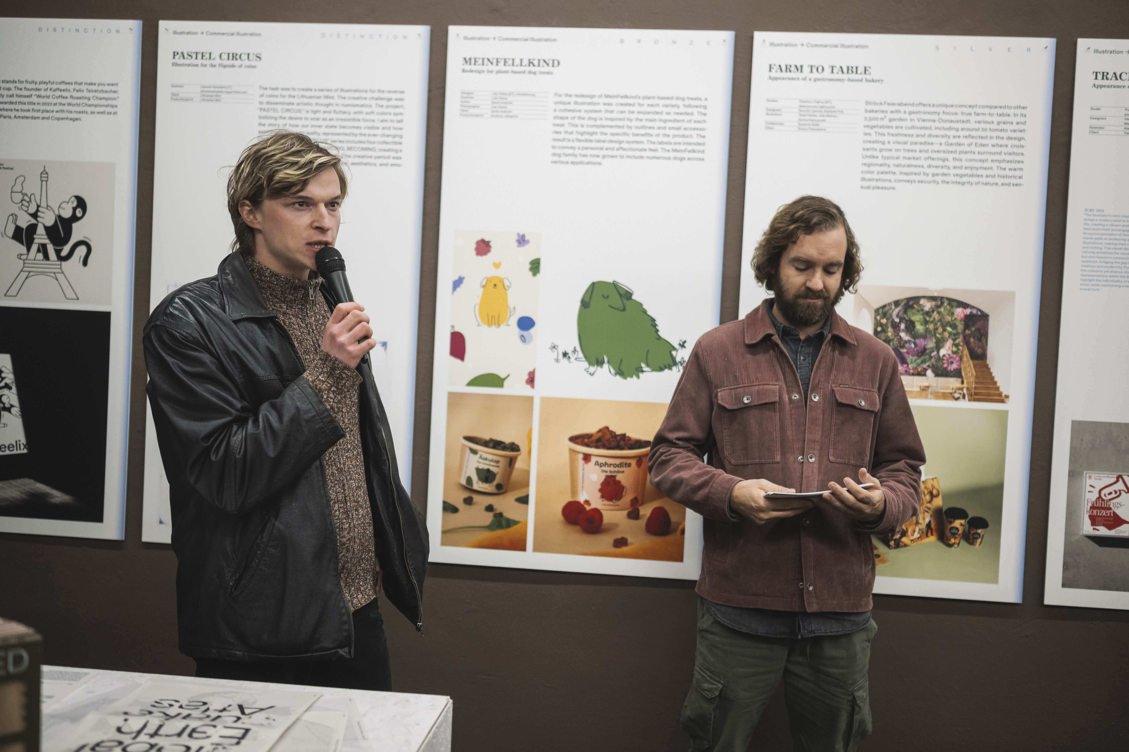 Christian Sch&ouml;ttel am Mikrofon, neben Stefan Klausner