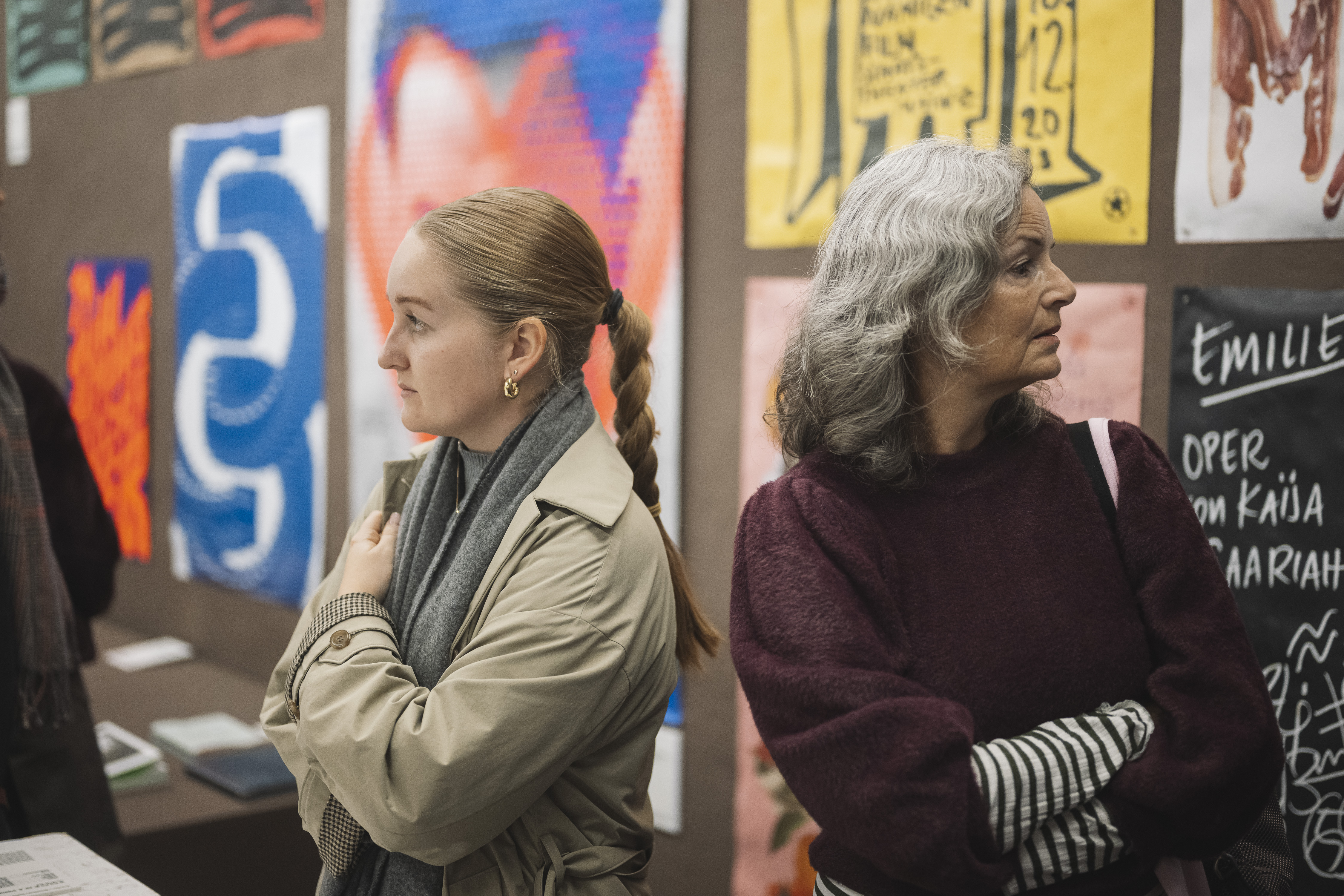 zwei Besucherinnen vor Plakaten