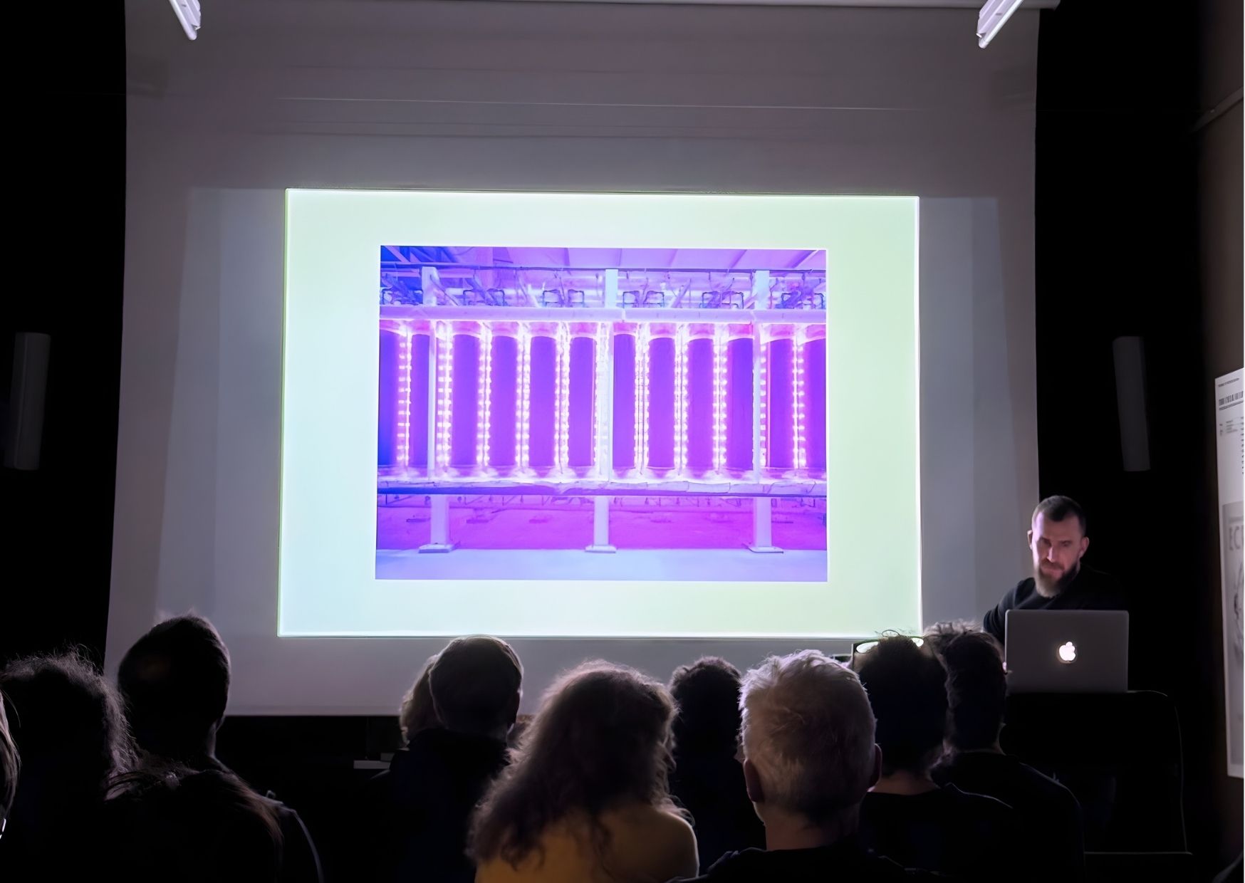 Gregor Sailer mit Zuchtstation im Vortrag