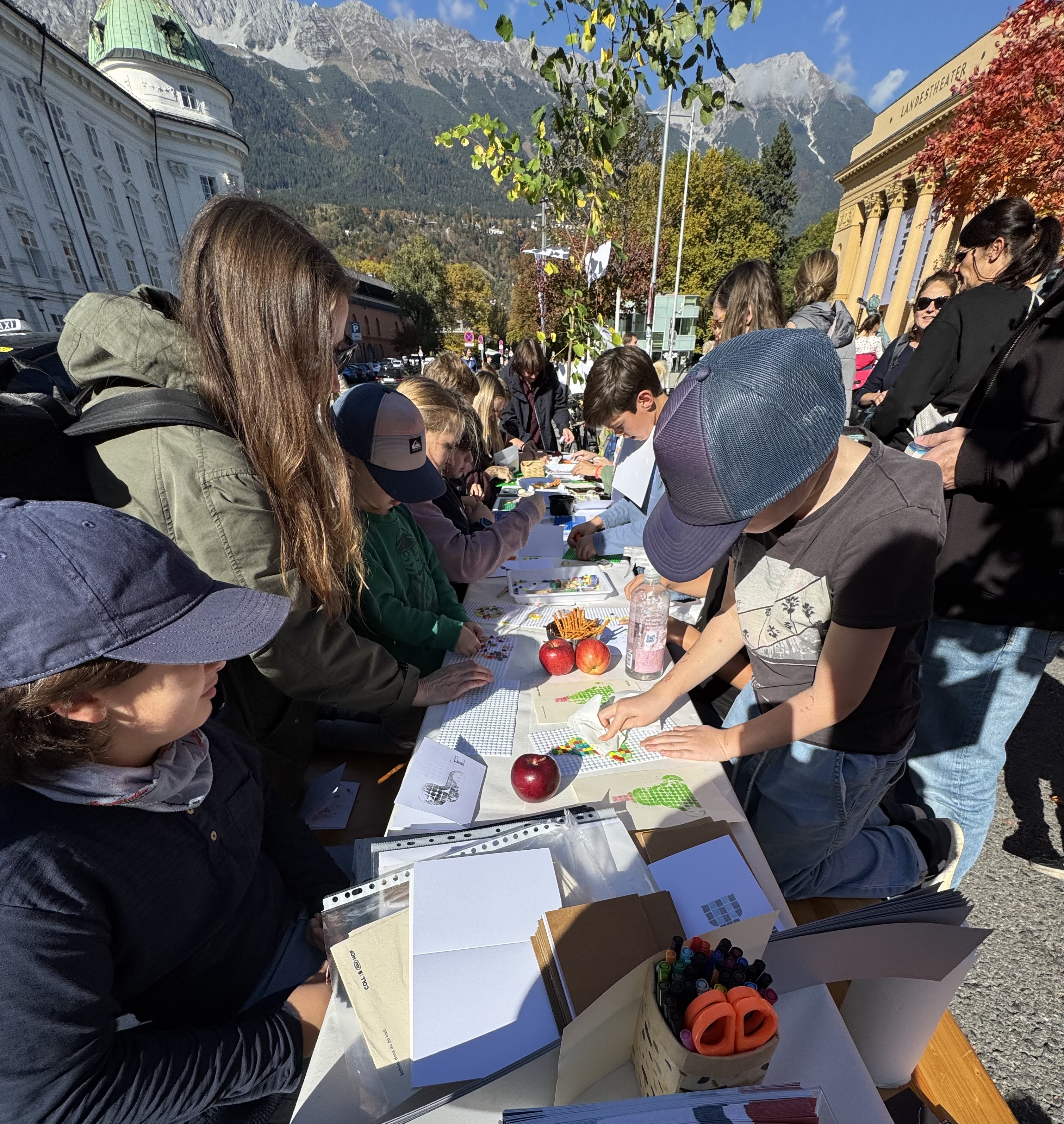 Legoprint am Vorplatz Haus der Musik, Gro&szlig; und Klein sind flei&szlig;ig bei der Arbeit unter freiem Himmel
