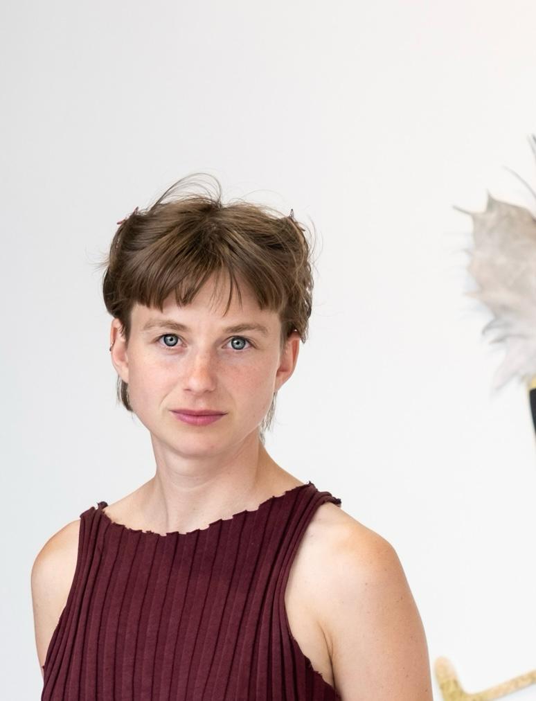 Porträt Lea Abendstein, junge Frau mit braunen Haaren und Stirnfransen