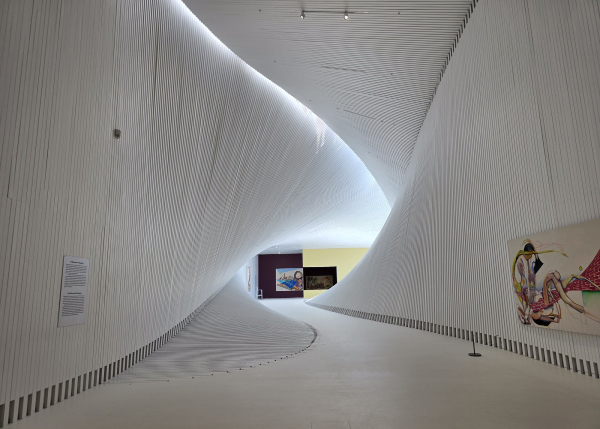 Ausstellungssituation mit räumlicher Wirkung und komplexen Mustern