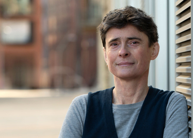 Portr&auml;t Irene Wendler, kurze braune Haare, graues Shirt und Cardigan