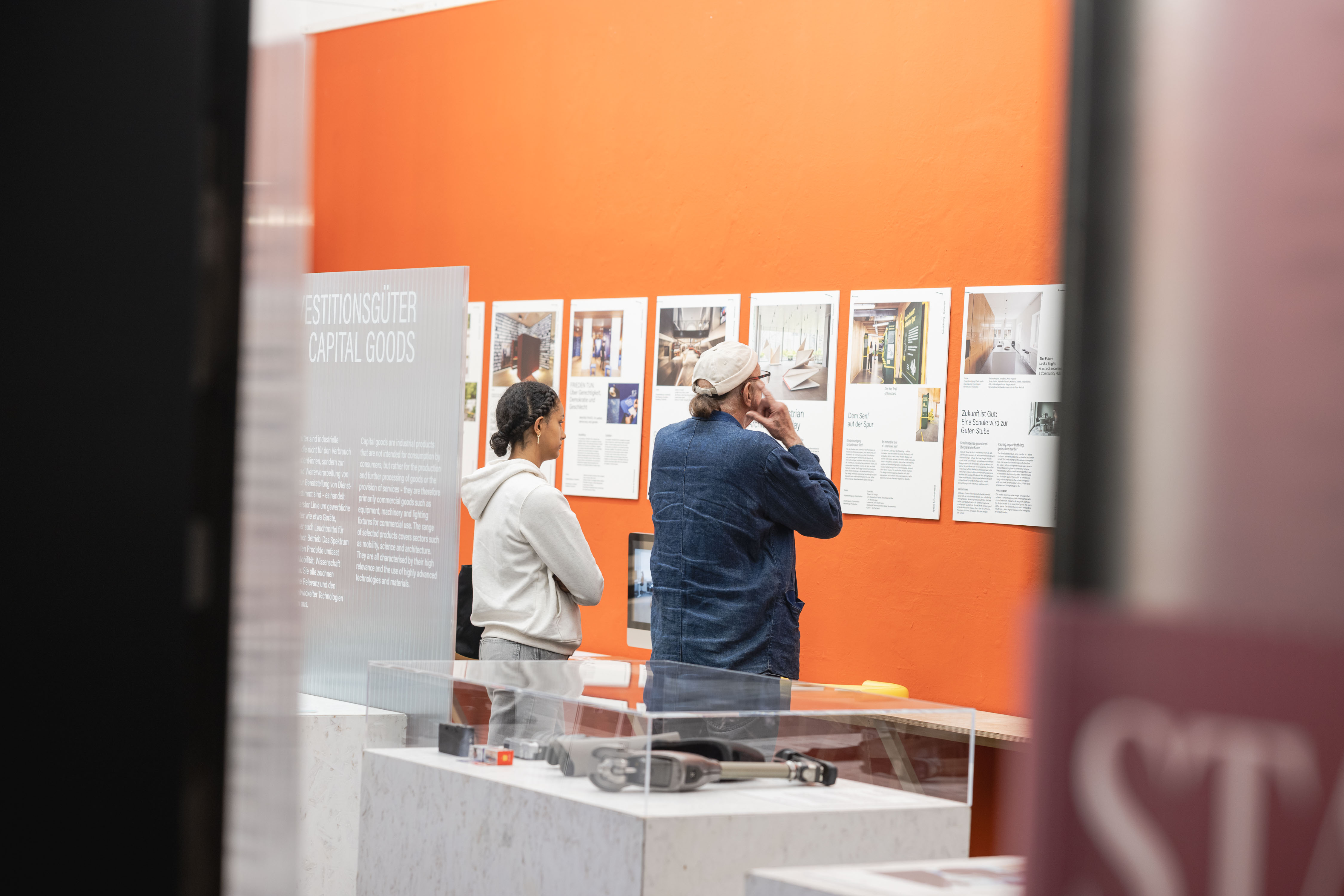 Ausstellungsansicht mit zwei Besuchern